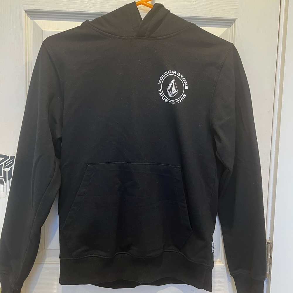 Boys Black Volcom pullover sweatshirt with front pocket. Size XL
